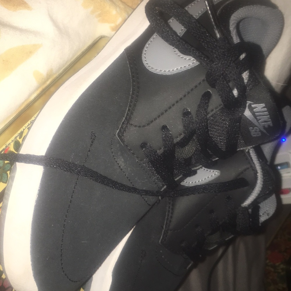 grey black and white nike sb
